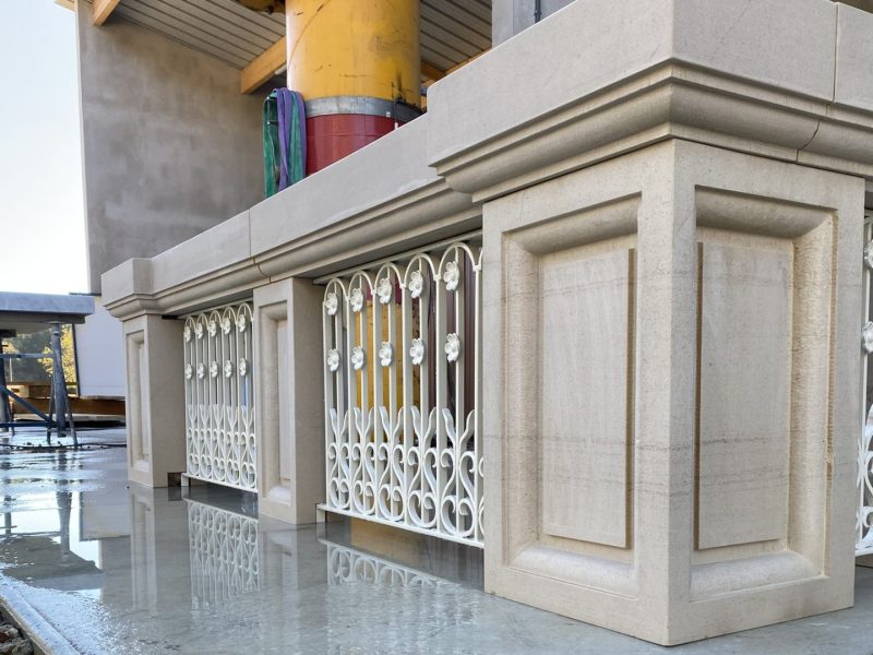 Balcon en pierre de taille et fer forgé sur mesure mouluré