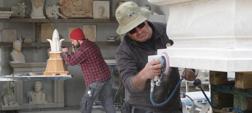 Finition Atelier Bouneou fleuron et monument funéraire Finitions taille de pierre sculpture fleuron et monument funéraire