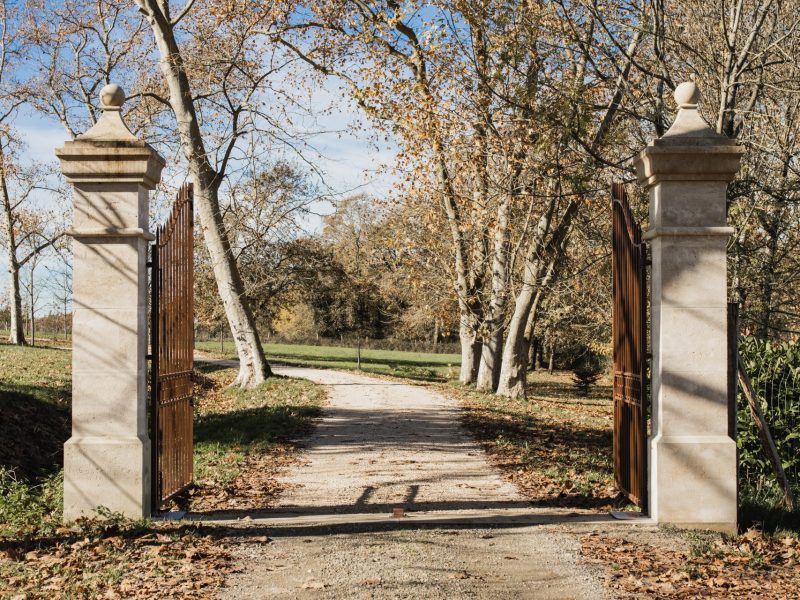Pilier mouluré avec chapiteau en pierre de Semond Pilier en pierre de taille semond mouluré avec chapiteau boule sur mesure portail fer entrée château poteau piliers