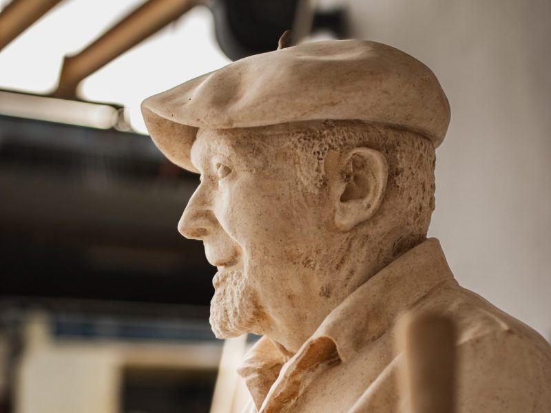 buste-sculpture-pierre-naturelle-atelier-taille Buste sculpté en pierre naturelle dans un atelier de taille de pierre sur mesure pierre Moleanos sculpteur