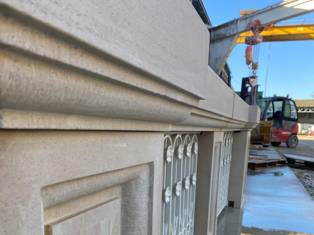 Balcon en pierre de Lens finition ciselé adouci