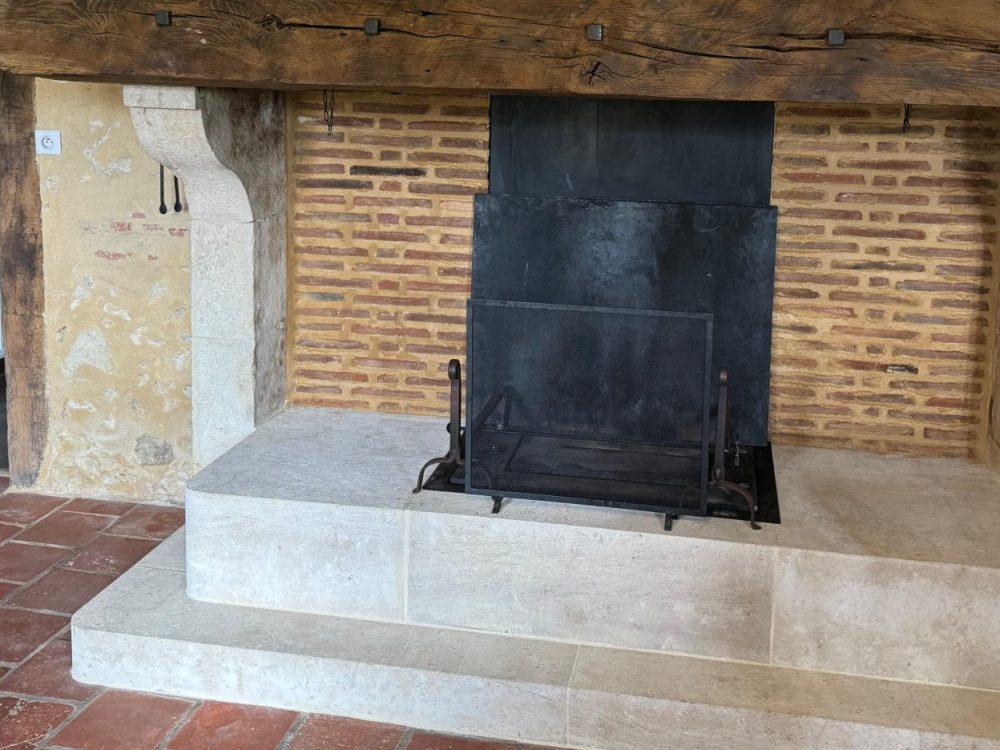 Base de cheminée en pierre de taille