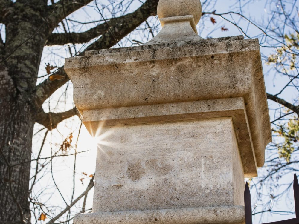 Chapiteau boule en pierre de taille