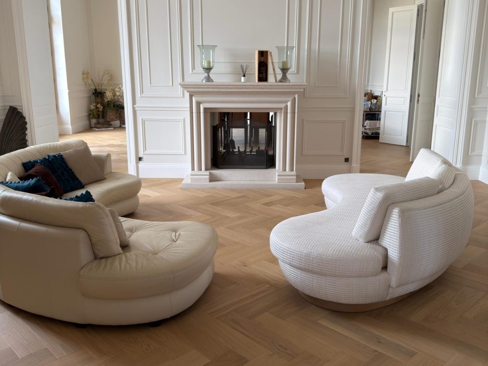 Taille de pierre cheminée double foyer