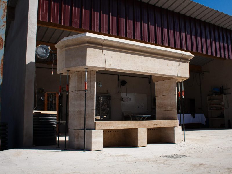 Cheminée massive en pierre de bourgogne