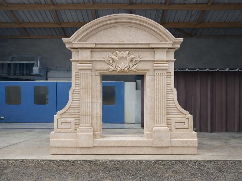 Chien assis en pierre de Bourgogne Chien assis en pierre de Bourgogne