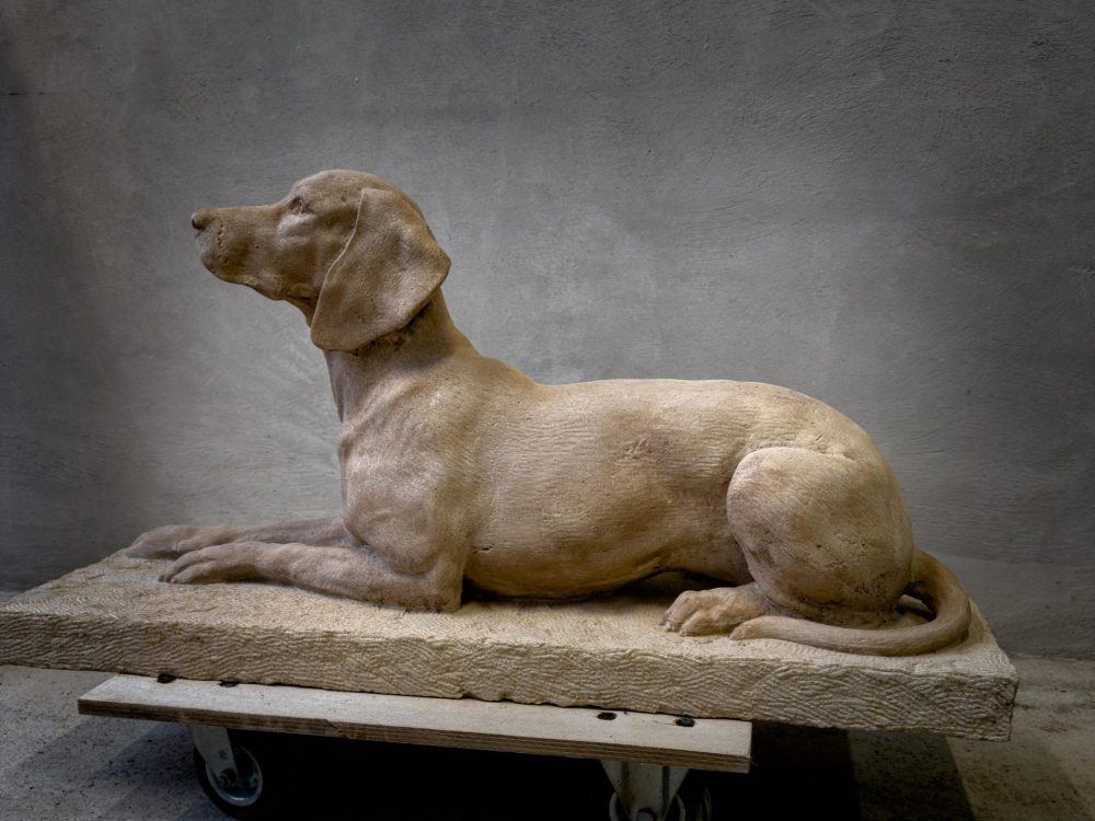 Chien couché sculpture pierre de taille Chien couché sculpture pierre de taille