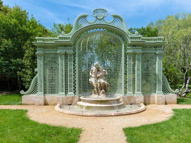 Fontaine en pierre de bourgogne avec bassin et sculpture centrale