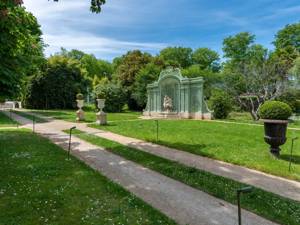 Fontaine en pierre de Bourgogne et sa sculpture jardins des près d'Eugénie