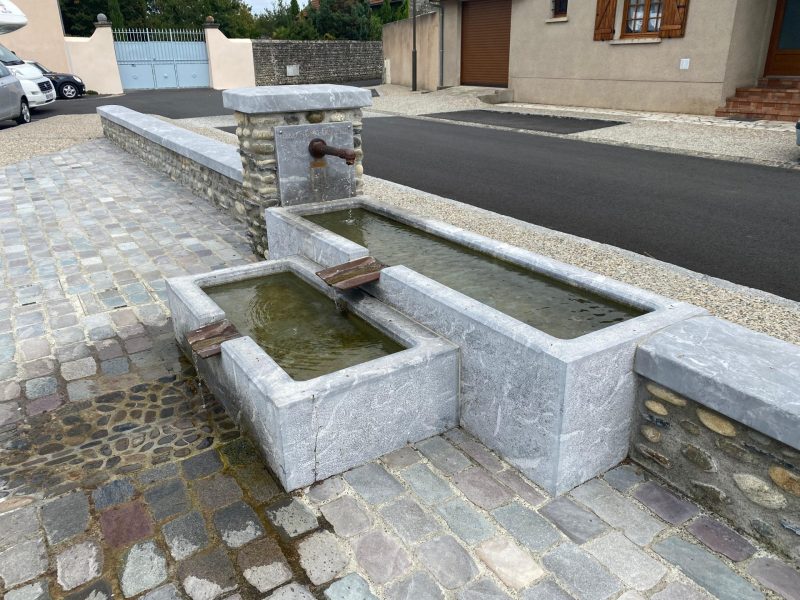 Fontaine en cascade en pierre d'arudy commune d'azereix