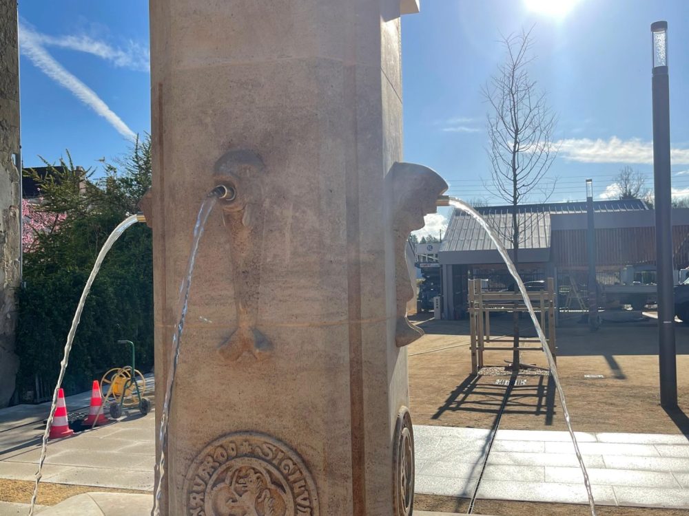 Fontaine en pierre de taille avec jet d'eau