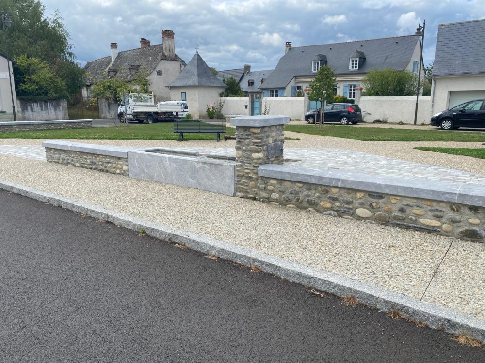 Fontaine et dessus de mur en pierre D'arudy Fontaine et dessus de mur en pierre D'arudy