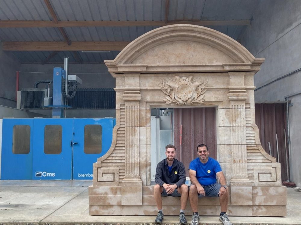 Lucarne en pierre de bourgogne sculptée montée a l'atelier bouneou