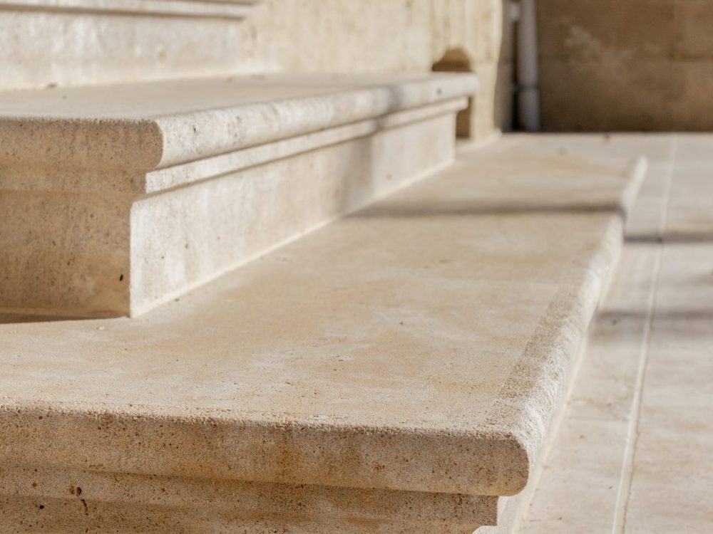 Perron en pierre de taille