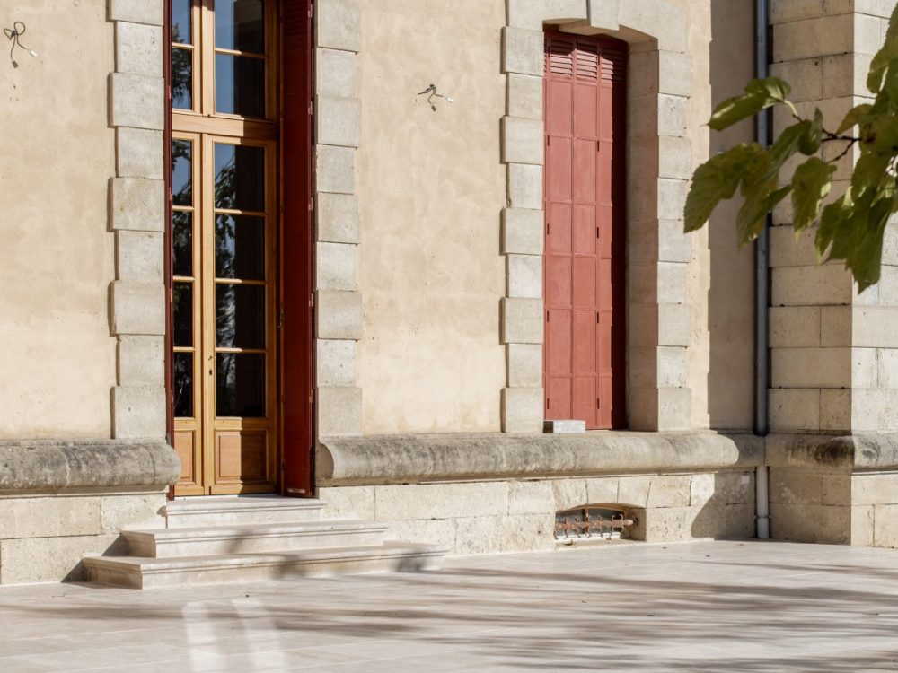 Perron massif donnant sur terasse en travertin Perron en pierre massif sur terrasse travertin