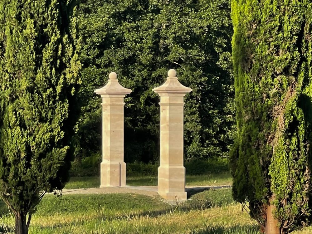 Piliers en pierre de taille avec chapiteau