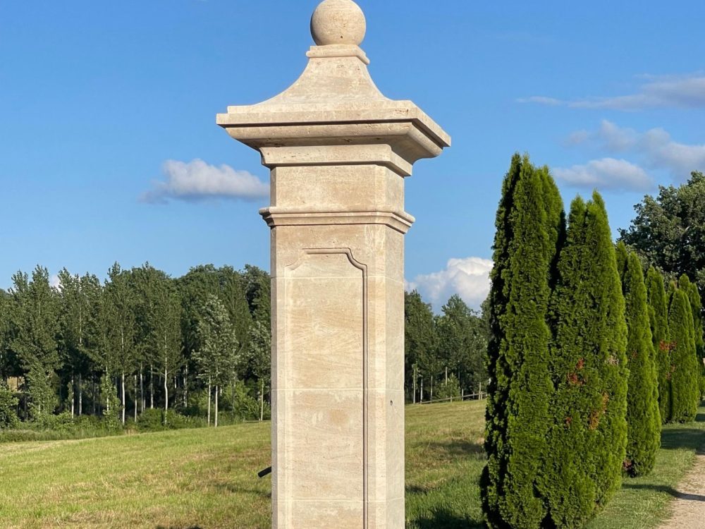 Pilier en pierre de taille vieilli brossé