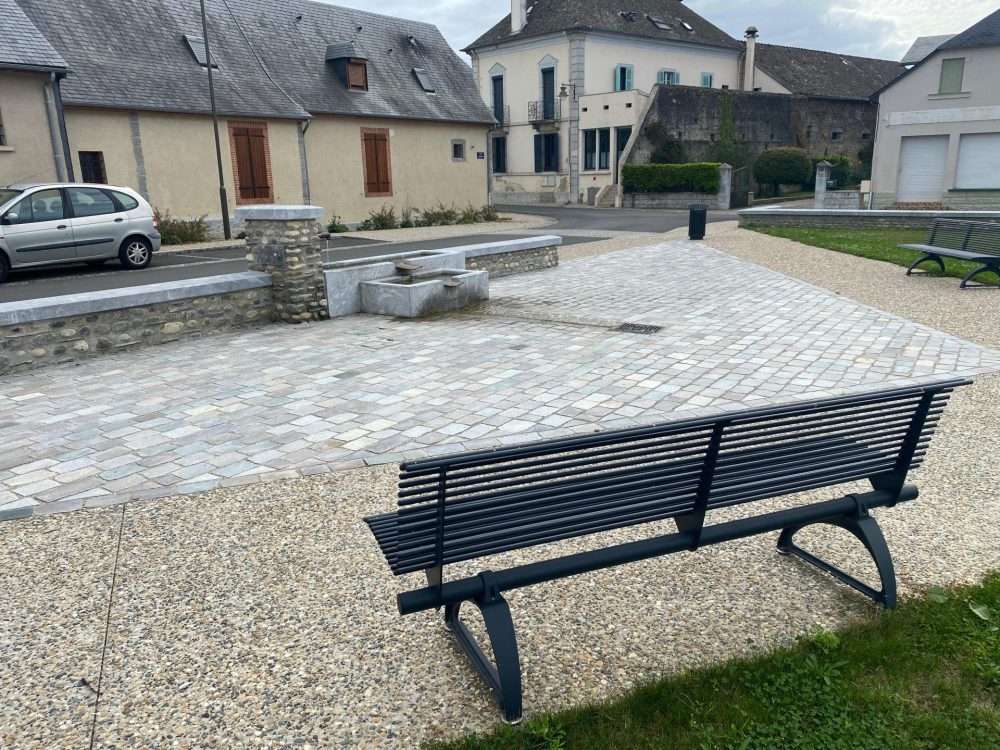 Place azereix aménagée Place azereix aménagée avec fontaine, pavés, dessus de mur