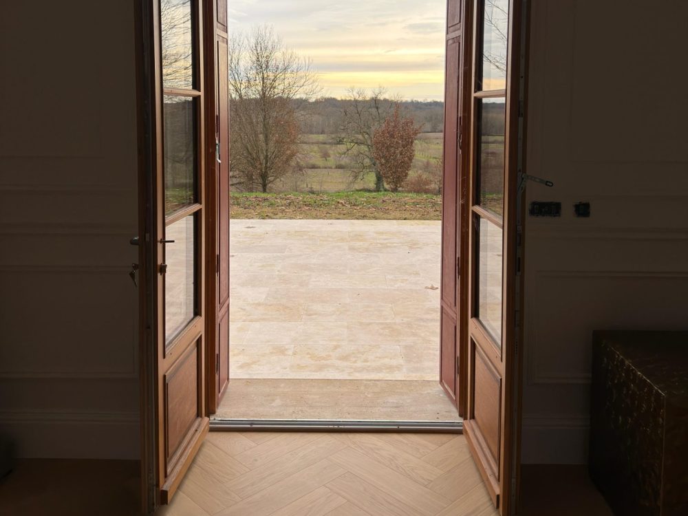 Point de vue interieur perron en pierre de taille vue de l'intérieur