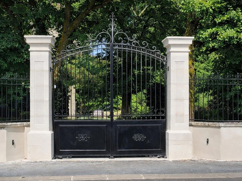 Portail en pierre de taille ciselé bouchardé