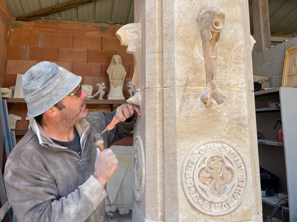 Sculpture des emblèmes de la commune