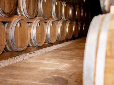 Dallage travertin 60x40 sol en pierre et cailloux chai d'armagnac