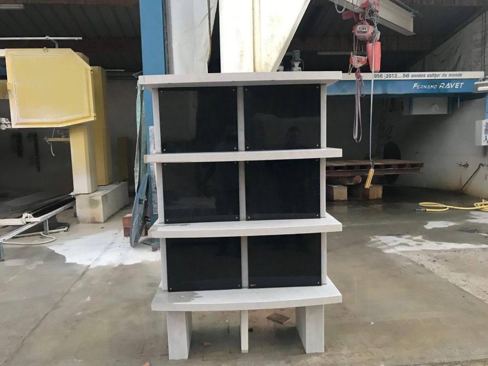 Columbarium en comblanchien et granit Columbarium en comblanchien et granit