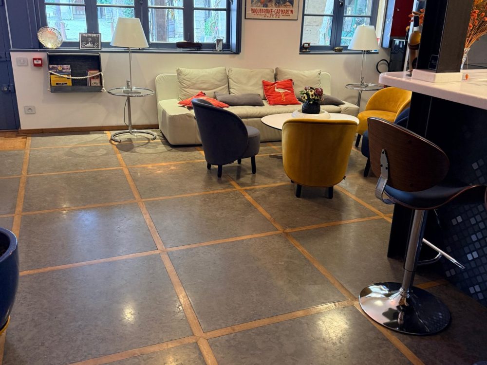 Dallage en pierre cenia bleu et joints en bois Dallage en pierre cenia bleu et joints en bois