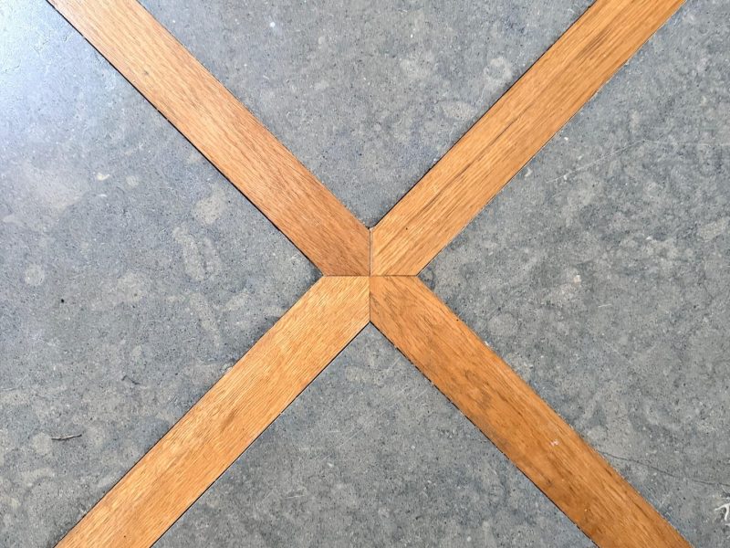 Dallage en pierre de cenia bleu et bois de chene Dallage en pierre de cenia bleu et bois de chene