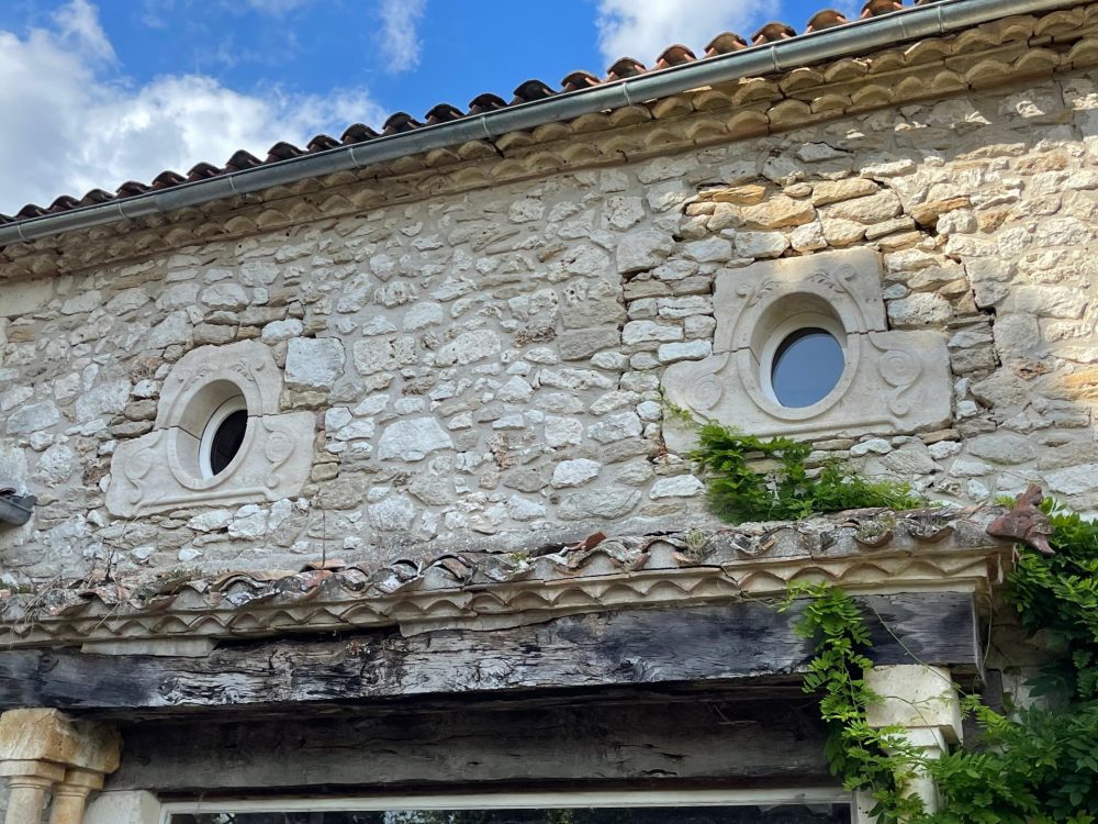 Double oeil de boeuf en pierre de bourgogne