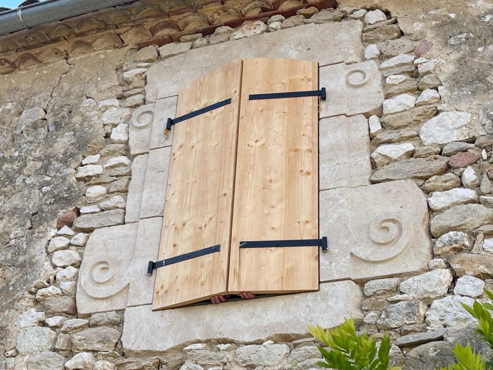 Encadrement d'ouverture sculpté en pierre de bourgogne