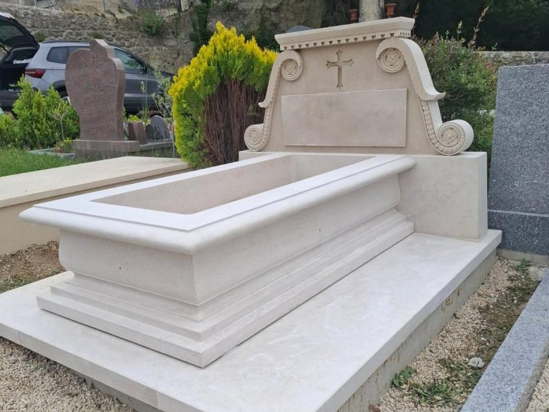 Monument funéraire avec jardiniere monolithe Monument funéraire d'exception avec sculpture sur stèle