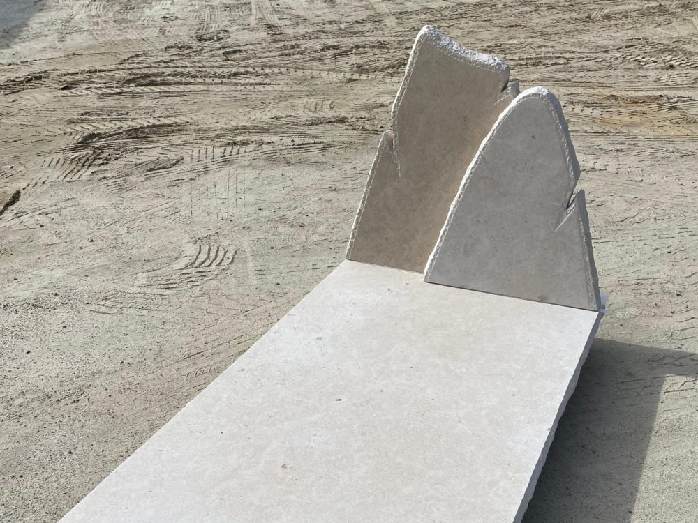 Monument funéraire avec stèle Tombale et stèle en pierre naturelle