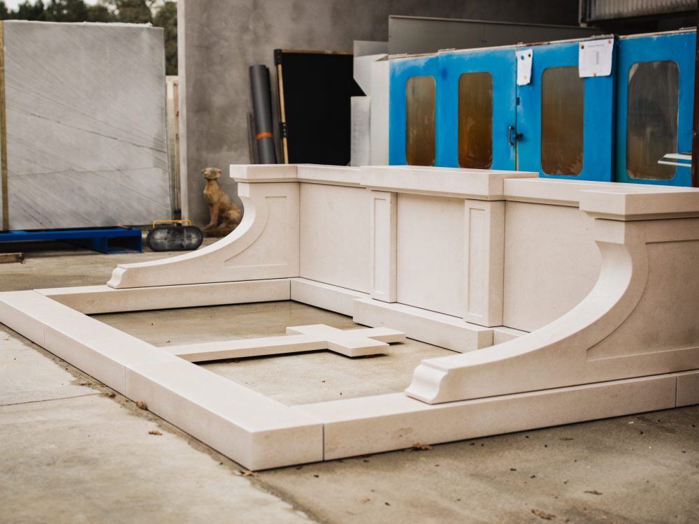 Monument funéraire en pierre de Moleanos atelier bouneou Monument funéraire en pierre de Moleanos atelier bouneou