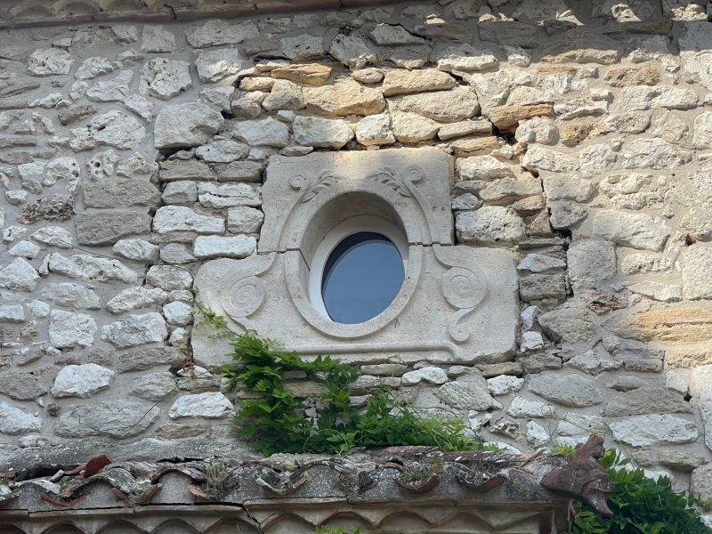 Oeil de boeuf en pierre de Bourgogne