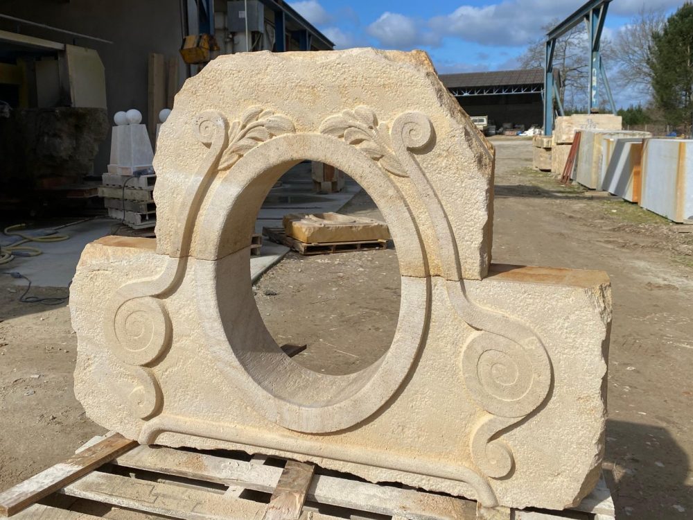 Oeil de boeuf en pierre de bourgogne sculpté atelier bouneou
