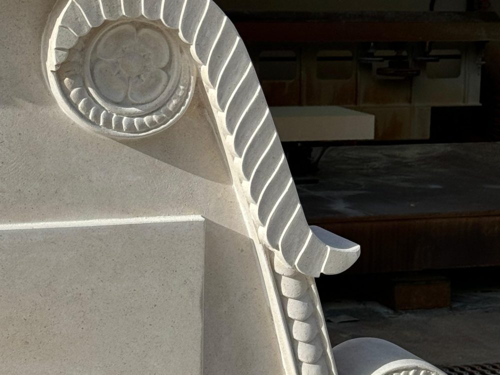 Sculpture ailes et pétales Stèle funéraire sculptée sur mesure