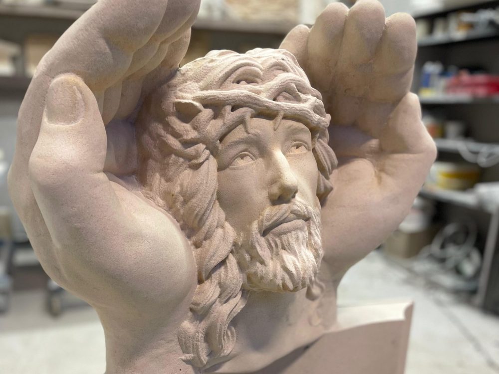 Sculpture du christ en pierre de Lens