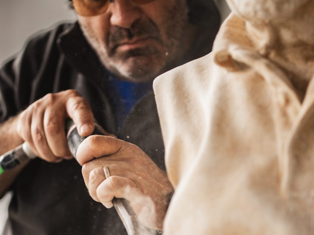 Sculpture d'un buste en pierre naturelle sur mesure
