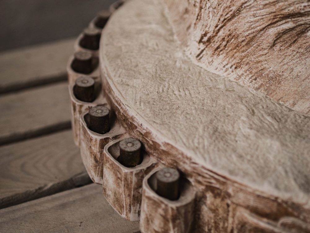 Sculpture d'une cartouchière en pierre