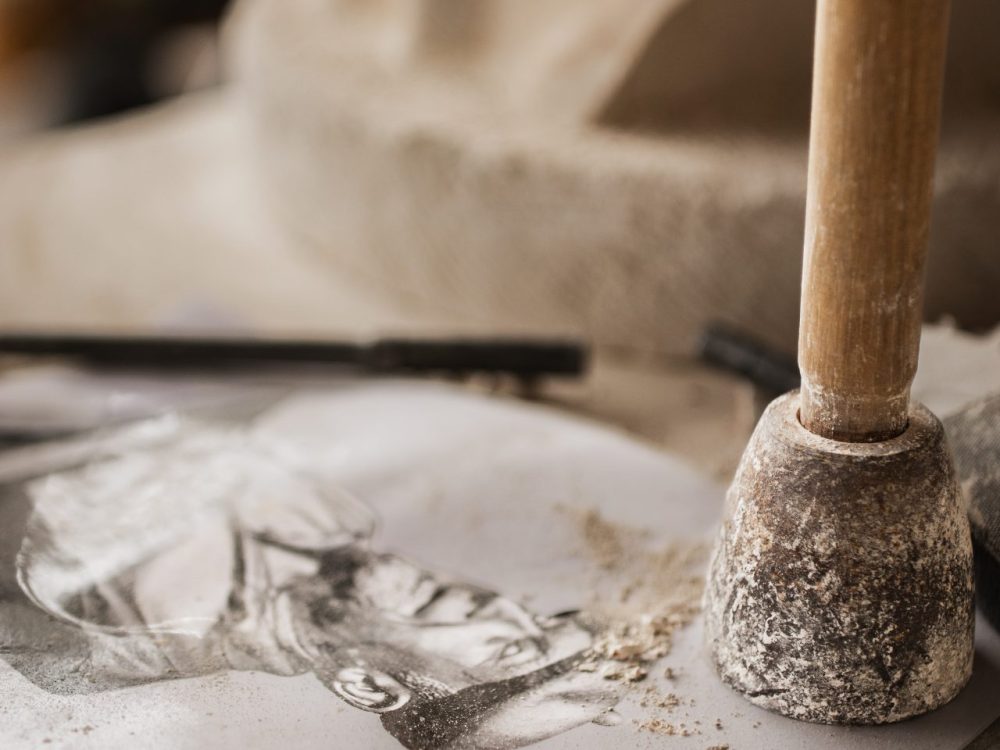 Sculpture en pierre naturelle d'un buste sur mesure