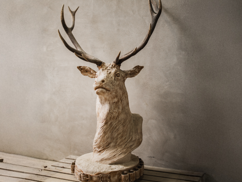 Sculpture unique d'un cerf en pierre de taille
