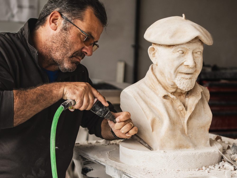 Taille d'un buste en pierre naturelle sur mesure