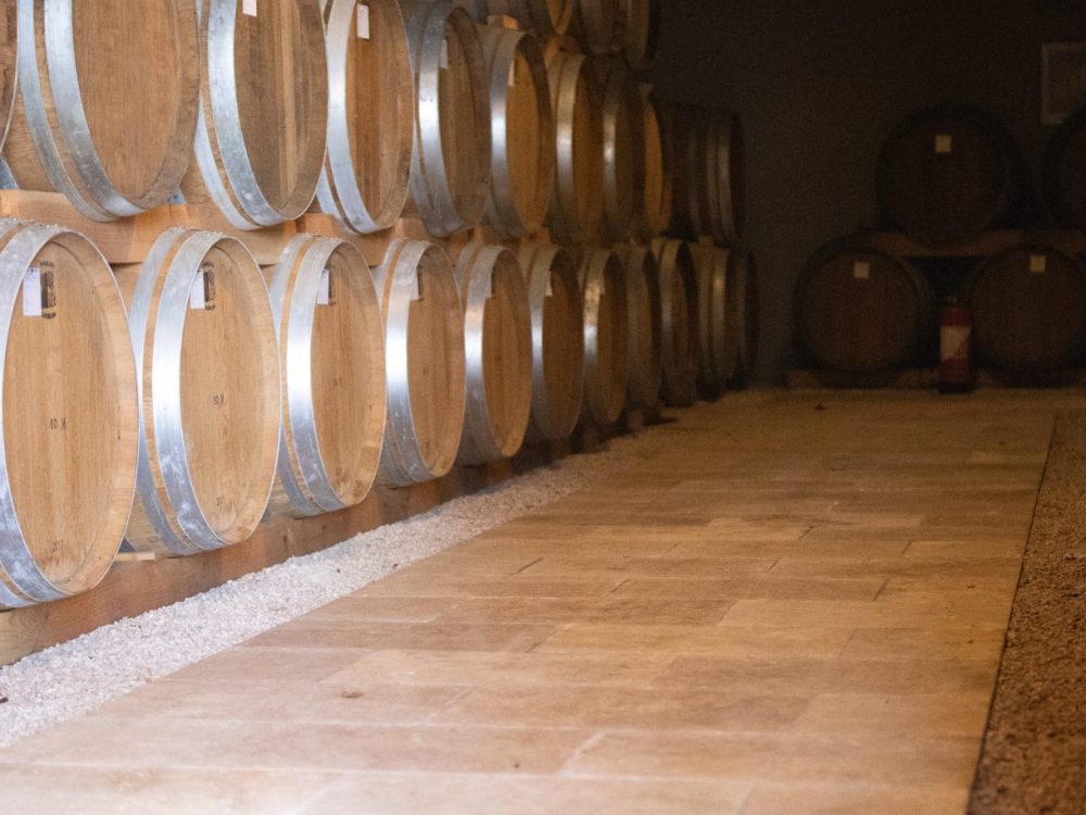 Travertin dallage Dallage en travertin bordé de cailloux