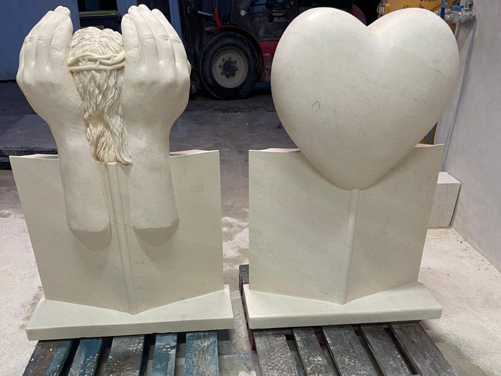 Deux sculptures funéraires en pierre de taille